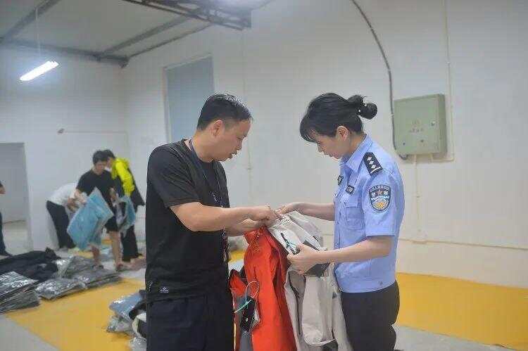 3亿元始祖鸟造假案19名主犯被判刑揭秘3亿元始祖鸟造假案，19名主犯获刑，揭示造假全链条内幕
