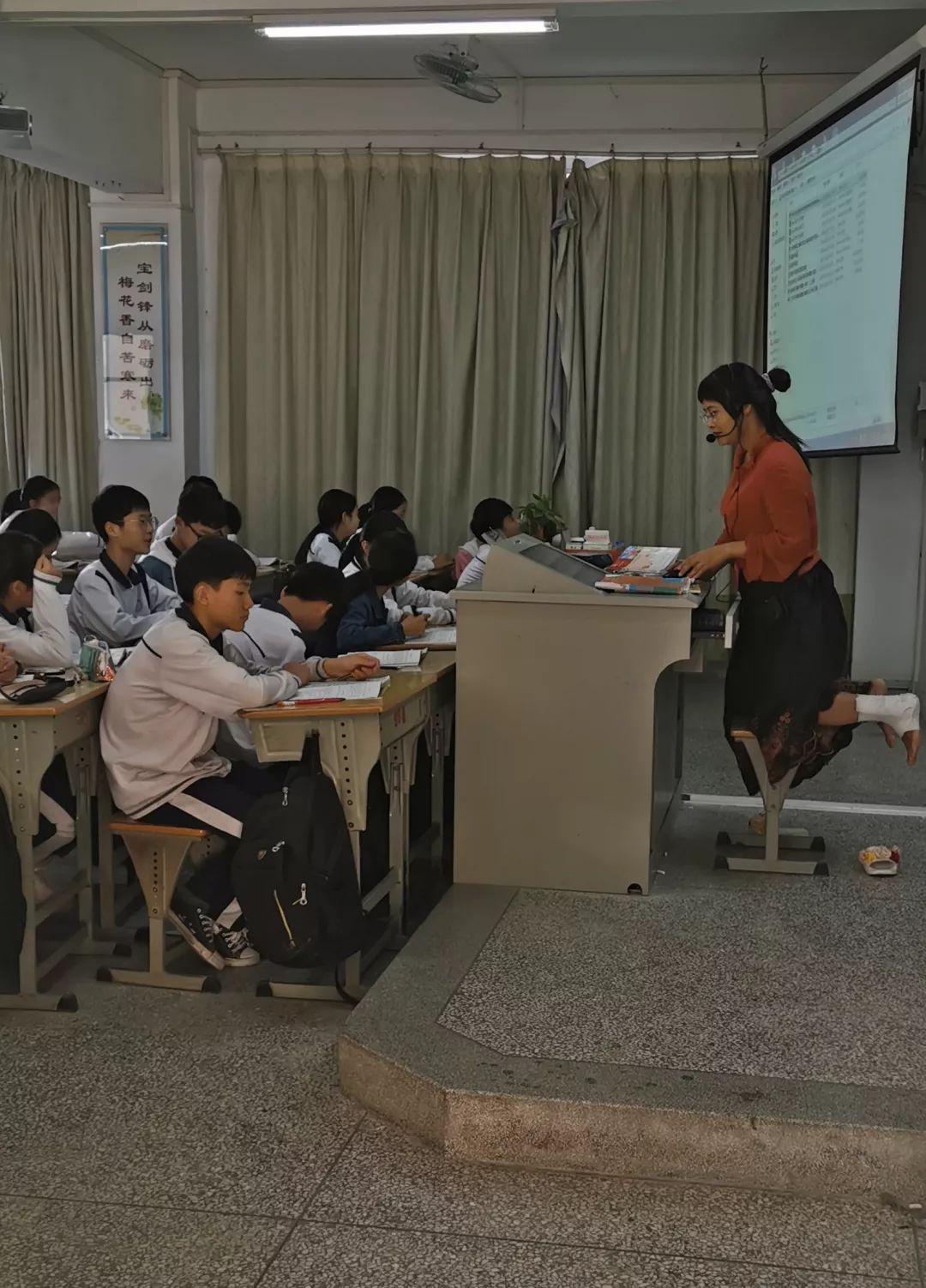 学生持凳砸向老师学生持凳砸向老师背后的深层原因与反思
