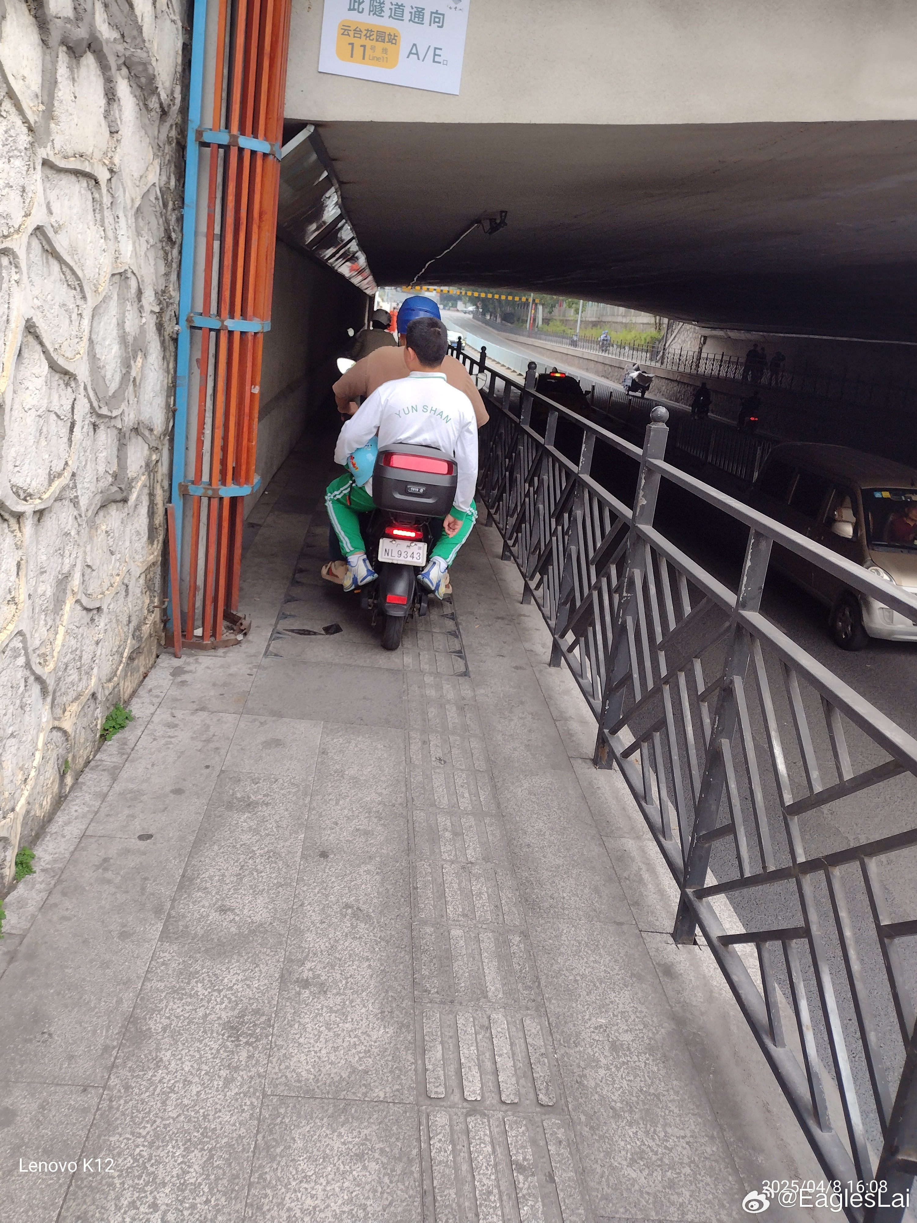 女子隧道内龟速骑电动车致拥堵女子隧道内龟速骑电动车引发拥堵事件深度解析