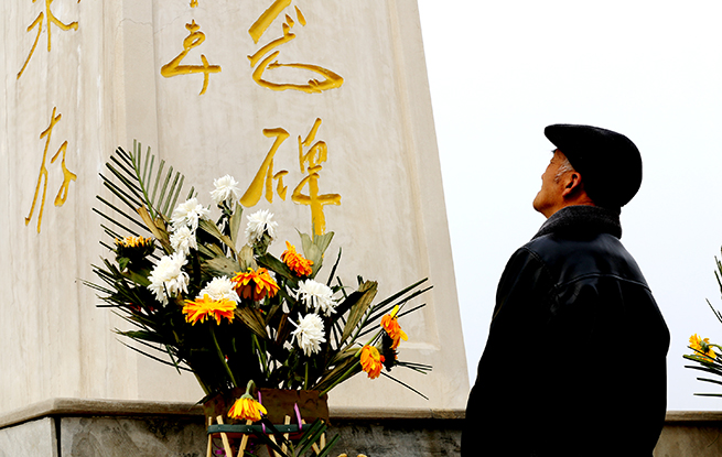 老人将电视正对烈士墓碑播阅兵老人坚持将电视正对烈士墓碑播阅兵，彰显敬仰之情
