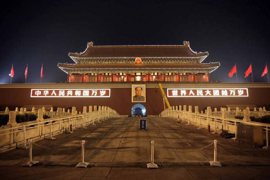 天安门城楼毛主席画像\"换新\"天安门城楼毛主席画像换新，历史与现代的交融