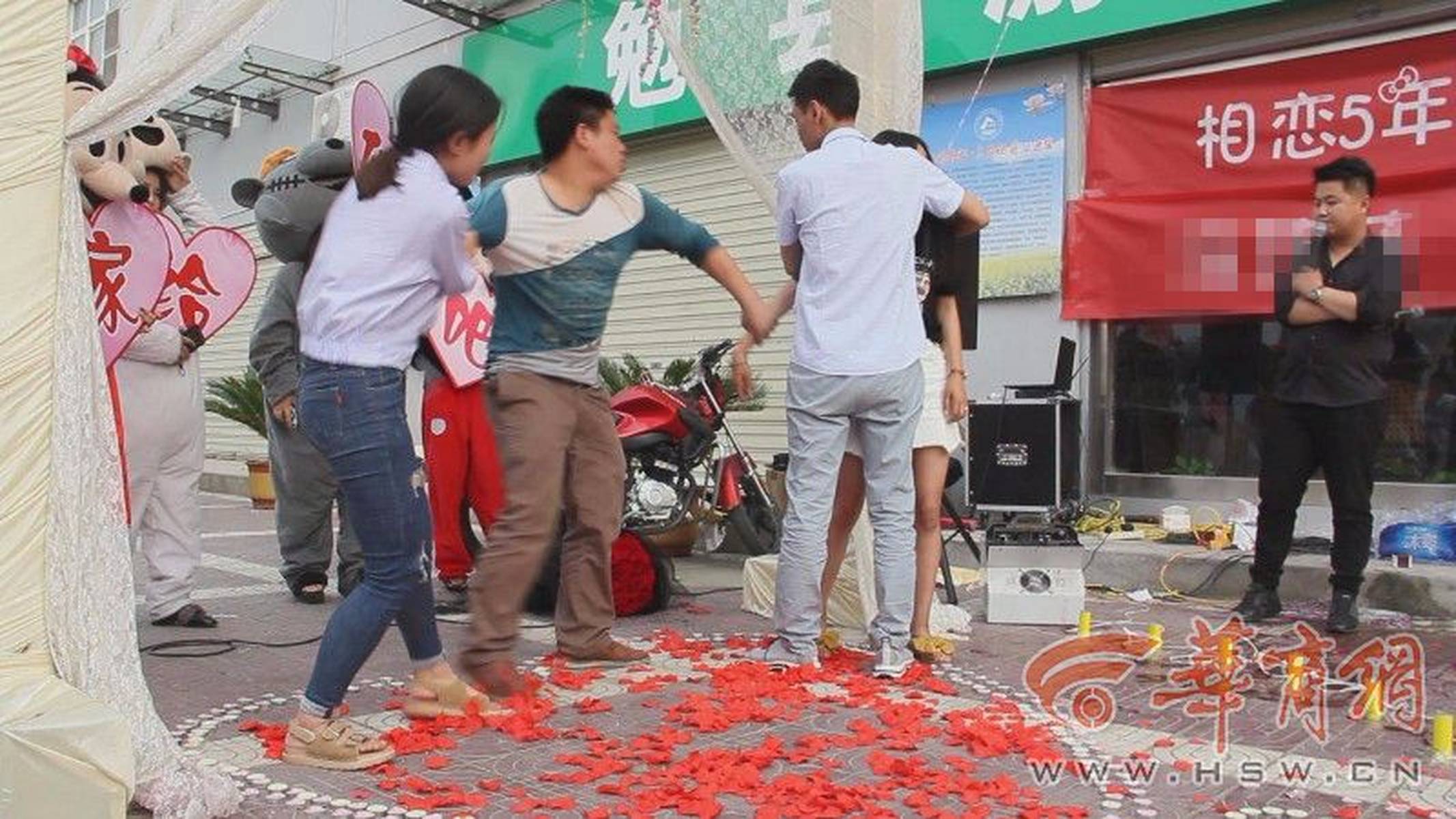 策划低俗求婚被行拘策划低俗求婚引发争议，当事人被行政拘留
