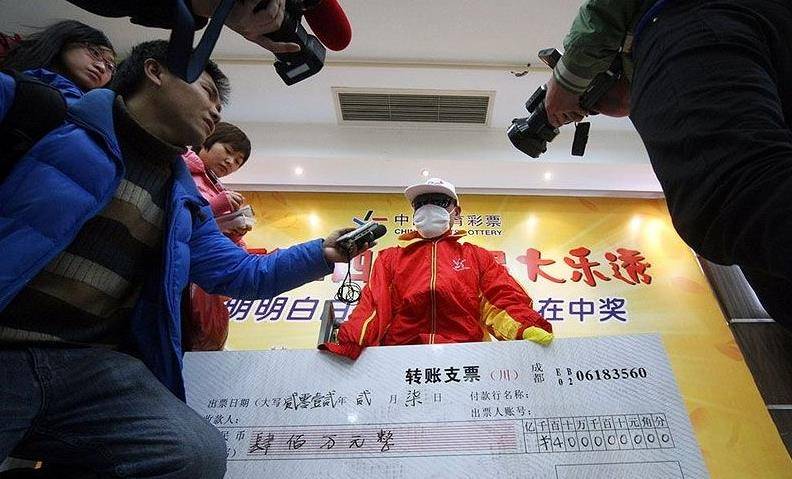 帮人买彩票中500万帮人买彩票中得巨额奖金的情况比较复杂，需要考虑多种因素，包括彩票购买者的意愿、彩票的购买方式以及可能的法律问题。以下是一些建议