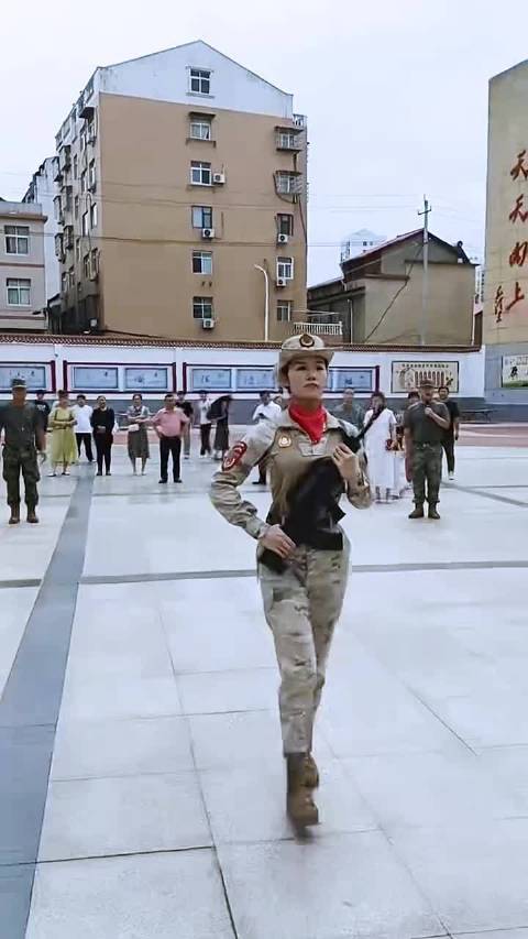 女民兵为啥戴红色丝巾女民兵为啥戴红色丝巾，传统与精神的象征