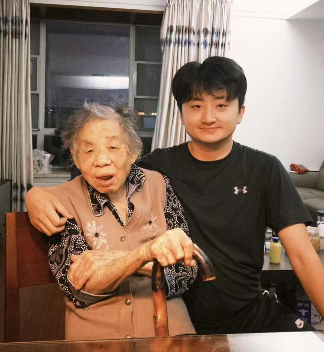 奶奶去世后 我将她记录进游戏卡带奶奶去世后，我将她记录进游戏卡带
